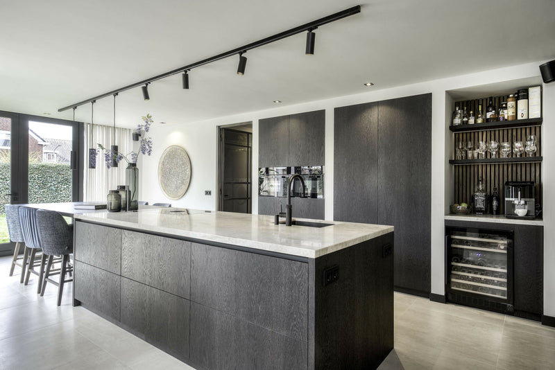 Luxe Keuken met Zwart Eiken en Brons Accenten-Anselm Oome Interieurbouw-Keuken-OBLY