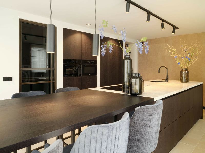 Luxe en Moderne Keuken met Brons en Houtaccenten-Anselm Oome Interieurbouw-Keuken-OBLY