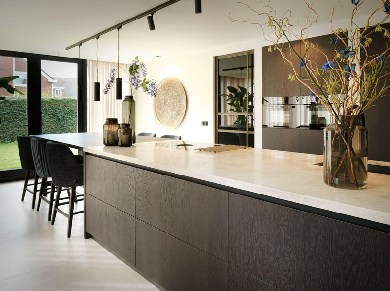 Luxe en Moderne Keuken met Brons en Houtaccenten-Anselm Oome Interieurbouw-Keuken-OBLY