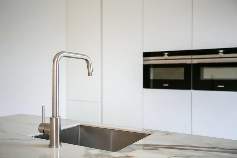 Moderne keuken met keramiek werkblad-NEWLOOK KEUKENS-Keuken-Moderne keuken met keramiek werkblad-OBLY