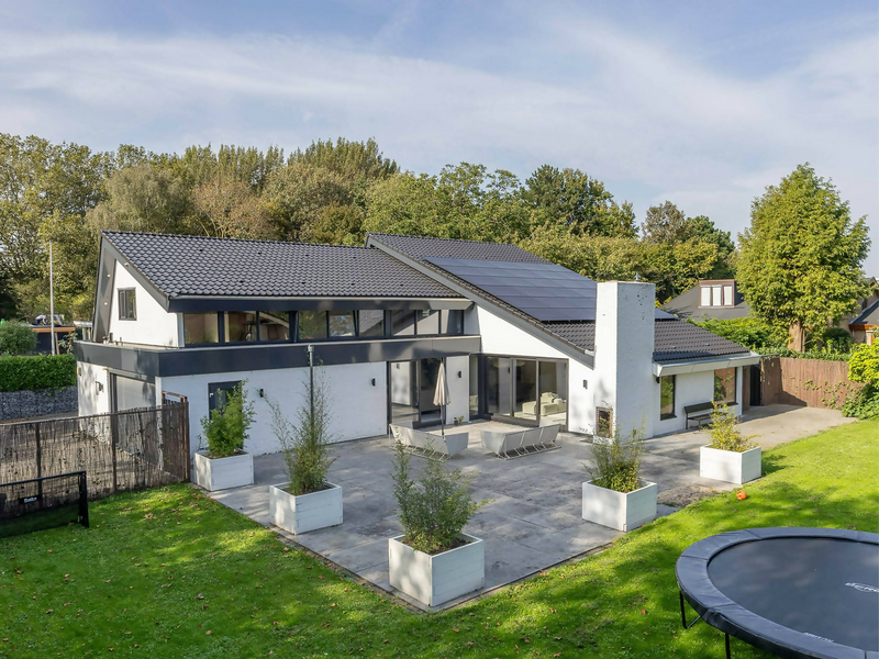 Verduurzamen vrijstaande jaren ‘70 villa met warme, moderne uitstraling-Architecten aan huis-Keuken,Villa,Woonkamer-OBLY