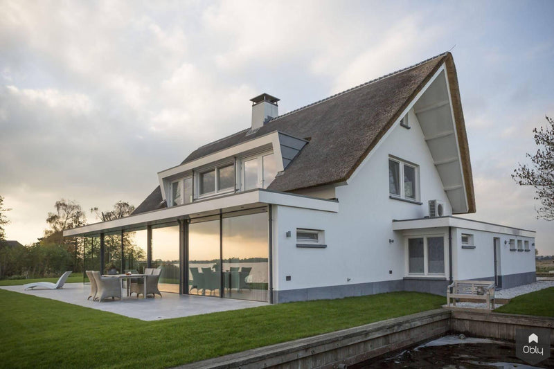 Glazen schuifpui woning aan het water-KELLER minimal windows® by Kumasol-alle,Exterieur vrijstaand,Vrijstaand-Glazen schuifpui woning aan het water | OBLY.com-OBLY