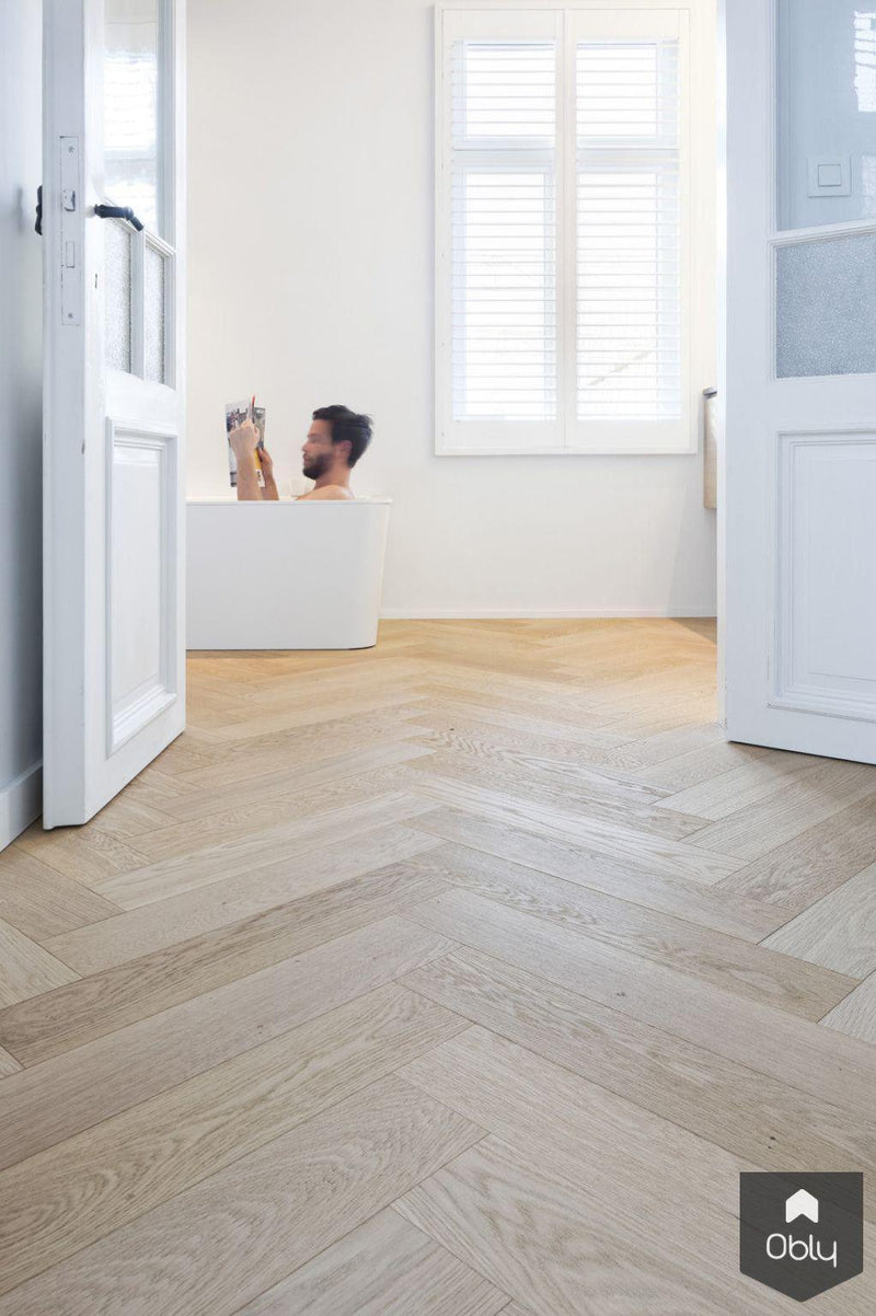 Visgraatparket in natuurtint eiken geplaatst in badkamer-NOBEL Flooring-alle,Badkamer-OBLY